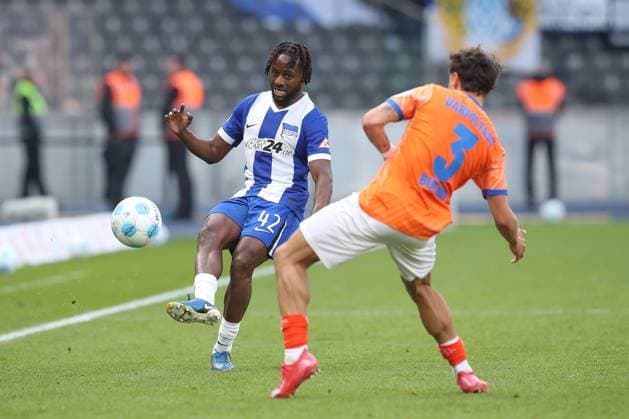12.04.2025, xtgx, Fussball - 2.Bundesliga, Hertha BSC Berlin - SV Darmstadt 98 emspor, v.l. Deyovaisio Zeefuik (Hertha, 42), Guille Bueno (Darmstadt, 3) Zweikampf, Duell, Kampf, tackle (DFL DFB REGULATIONS PROHIBIT ANY USE OF PHOTOGRAPHS as IMAGE SEQUENCES and or QUASI-VIDEO) Berlin