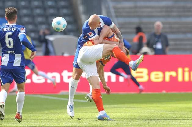 12.04.2025, xtgx, Fussball - 2.Bundesliga, Hertha BSC Berlin - SV Darmstadt 98 emspor, v.l. Toni Leistner (Hertha, 37), Isac Lidberg (Darmstadt, 7) Zweikampf, Duell, Kampf, tackle (DFL DFB REGULATIONS PROHIBIT ANY USE OF PHOTOGRAPHS as IMAGE SEQUENCES and or QUASI-VIDEO) Berlin