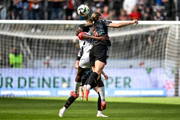 Nicole Anyomi (Eintracht Frankfurt 19) im Zweikampf mit Magdalena Eriksson (FC Bayern München 5), GER, Eintracht Frankfurt vs. FC Bayern Muenchen, Fussball, Google Pixel Frauen Bundesliga, 19. Spieltag, Saison 2024 2025, 12.04.2025. DFB REGULATIONS PROHIBIT ANY USE OF PHOTOGRAPHS as IMAGE SEQUENCES and or QUASI-VIDEO. GER, Eintracht Frankfurt vs. FC Bayern Muenchen, Fussball, Google Pixel Frauen Bundesliga, 19. Spieltag, Saison 2024 2025, 12.04.2025. Frankfurt Copyright: xEibner-Pressefoto FlorianxWiegandx EP_FWD