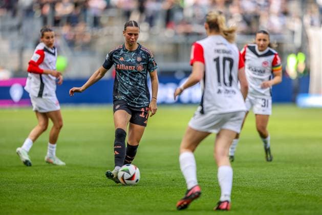 GER, Frankfurt, Eintracht Frankfurt vs FC Bayern München, Google Pixel Bundesliga, Fussball, DFB, Spielzeit 2024 2025, Deutsche-Bank-Park, 19. Spieltag, im Bild v.l.: Klara Bühl (FC Bayern München Frauen 17), Laura Freigang (Eintracht Frankfurt Frauen 10) DFB DFL REGULATIONS PROHIBIT ANY USE OF PHOTOGRAPHS AS IMAGE SEQUENCES AND OR QUASI-VIDEO, 12.04.2025, Copyright: HMBxMedia HendrikxHamelau