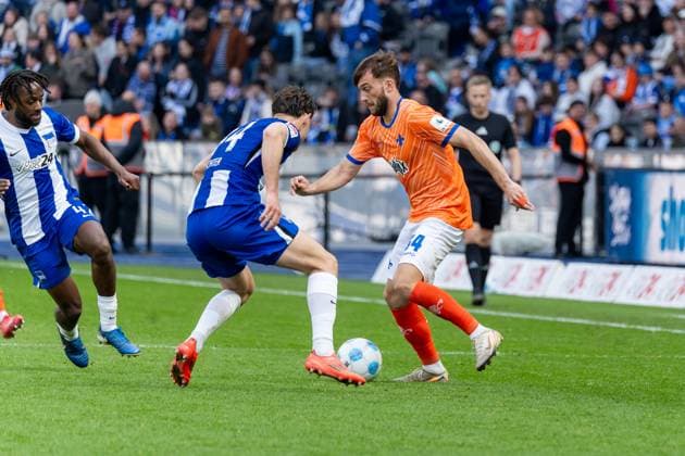 Zweikampf, v.l. Deyovaisio Zeefuik (Hertha BSC Berlin, 42), Linus Gechter (Hertha BSC Berlin, 44), Philipp Foerster (SV Darmstadt 98, 18), GER, Hertha BSC Berlin vs. SV Darmstadt 98, Fussball, 2. Bundesliga, 29. Spieltag, Saison 2024 2025, 12.04.2025, DFL REGULATIONS PROHIBIT ANY USE OF PHOTOGRAPHS AS IMAGE SEQUENCES AND OR QUASI-VIDEO, GER, Hertha BSC Berlin vs. SV Darmstadt 98, Fussball, 2. Bundesliga, 29. Spieltag, Saison 2024 2025, 12.04.2025 Berlin