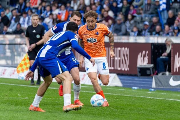 Zweikampf, v.l. Ibrahim Maza (Hertha BSC Berlin, 10), Linus Gechter (Hertha BSC Berlin, 44), Luca Marseiler (SV Darmstadt 98, 08), GER, Hertha BSC Berlin vs. SV Darmstadt 98, Fussball, 2. Bundesliga, 29. Spieltag, Saison 2024 2025, 12.04.2025, DFL REGULATIONS PROHIBIT ANY USE OF PHOTOGRAPHS AS IMAGE SEQUENCES AND OR QUASI-VIDEO, GER, Hertha BSC Berlin vs. SV Darmstadt 98, Fussball, 2. Bundesliga, 29. Spieltag, Saison 2024 2025, 12.04.2025 Berlin