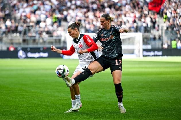 Carlotta Wamser (Eintracht Frankfurt 30) im Zweikampf mit Klara Bühl (FC Bayern München 17), GER, Eintracht Frankfurt vs. FC Bayern Muenchen, Fussball, Google Pixel Frauen Bundesliga, 19. Spieltag, Saison 2024 2025, 12.04.2025. DFB REGULATIONS PROHIBIT ANY USE OF PHOTOGRAPHS as IMAGE SEQUENCES and or QUASI-VIDEO. GER, Eintracht Frankfurt vs. FC Bayern Muenchen, Fussball, Google Pixel Frauen Bundesliga, 19. Spieltag, Saison 2024 2025, 12.04.2025. Frankfurt Copyright: xEibner-Pressefoto FlorianxWiegandx EP_FWD