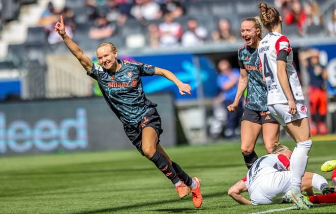 GER, Frankfurt, Eintracht Frankfurt vs FC Bayern München, Google Pixel Bundesliga, Fussball, DFB, Spielzeit 2024 2025, Deutsche-Bank-Park, 19. Spieltag, im Bild: Pernille Harder (FC Bayern München Frauen 21) erzielt das Tor zum 3:0 und jubelt mit dem Team DFB DFL REGULATIONS PROHIBIT ANY USE OF PHOTOGRAPHS AS IMAGE SEQUENCES AND OR QUASI-VIDEO, 12.04.2025, Copyright: HMBxMedia HendrikxHamelau
