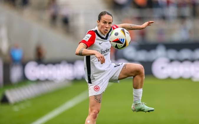 GER, Frankfurt, Eintracht Frankfurt vs FC Bayern München, Google Pixel Bundesliga, Fussball, DFB, Spielzeit 2024 2025, Deutsche-Bank-Park, 19. Spieltag, im Bild: Geraldine Reuteler (Eintracht Frankfurt Frauen 14) DFB DFL REGULATIONS PROHIBIT ANY USE OF PHOTOGRAPHS AS IMAGE SEQUENCES AND OR QUASI-VIDEO, 12.04.2025, Copyright: HMBxMedia HendrikxHamelau