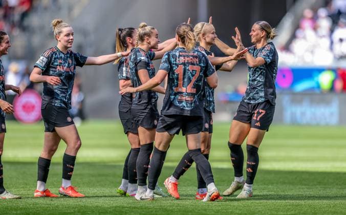 GER, Frankfurt, Eintracht Frankfurt vs FC Bayern München, Google Pixel Bundesliga, Fussball, DFB, Spielzeit 2024 2025, Deutsche-Bank-Park, 19. Spieltag, im Bild: Pernille Harder (FC Bayern München Frauen 21) erzielt das Tor zum 3:0 und jubelt mit dem Team DFB DFL REGULATIONS PROHIBIT ANY USE OF PHOTOGRAPHS AS IMAGE SEQUENCES AND OR QUASI-VIDEO, 12.04.2025, Copyright: HMBxMedia HendrikxHamelau