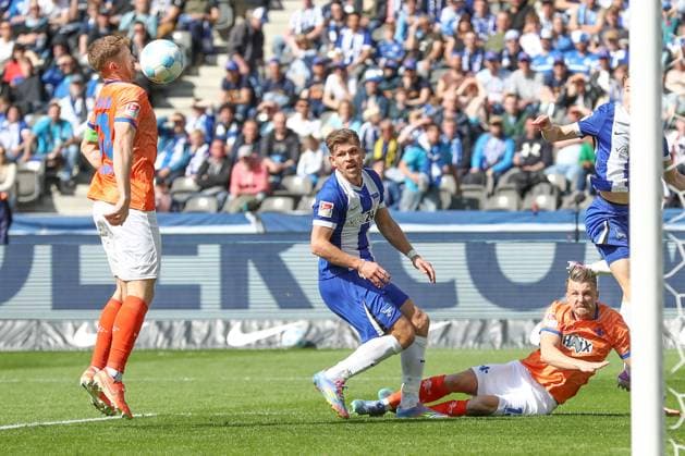 12.04.2025, xtgx, Fussball - 2.Bundesliga, Hertha BSC Berlin - SV Darmstadt 98 emspor, v.l. Philipp Foerster (Förster, Darmstadt, 18), Florian Niederlechner (Hertha, 7) Zweikampf, Duell, Kampf, tackle (DFL DFB REGULATIONS PROHIBIT ANY USE OF PHOTOGRAPHS as IMAGE SEQUENCES and or QUASI-VIDEO) Berlin