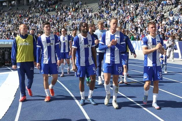 12.04.2025, xtgx, Fussball - 2.Bundesliga, Hertha BSC Berlin - SV Darmstadt 98 emspor, v.l. Pascal Klemens (Hertha, 41), Derry Scherhant (Hertha, 39), Michal Karbownik (Hertha, 33) enttaeuscht, schaut enttaeuscht, niedergeschlagen, disappointed (DFL DFB REGULATIONS PROHIBIT ANY USE OF PHOTOGRAPHS as IMAGE SEQUENCES and or QUASI-VIDEO) Berlin