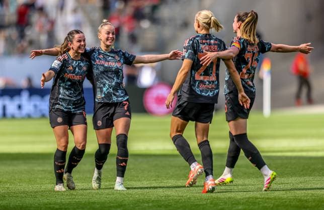 GER, Frankfurt, Eintracht Frankfurt vs FC Bayern München, Google Pixel Bundesliga, Fussball, DFB, Spielzeit 2024 2025, Deutsche-Bank-Park, 19. Spieltag, im Bild: Tor zum 3:0 von Pernille Harder (FC Bayern München Frauen 21), mit Tuva Hansen (FC Bayern München Frauen 6) und Giulia Gwinn (FC Bayern München Frauen 7) DFB DFL REGULATIONS PROHIBIT ANY USE OF PHOTOGRAPHS AS IMAGE SEQUENCES AND OR QUASI-VIDEO, 12.04.2025, Copyright: HMBxMedia HendrikxHamelau