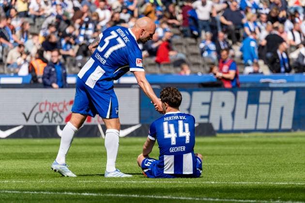 Emotion, Reaktion auf den Abpfiff, v.l. Toni Leistner (Hertha BSC Berlin, 37), Linus Gechter (Hertha BSC Berlin, 44), GER, Hertha BSC Berlin vs. SV Darmstadt 98, Fussball, 2. Bundesliga, 29. Spieltag, Saison 2024 2025, 12.04.2025, DFL REGULATIONS PROHIBIT ANY USE OF PHOTOGRAPHS AS IMAGE SEQUENCES AND OR QUASI-VIDEO, GER, Hertha BSC Berlin vs. SV Darmstadt 98, Fussball, 2. Bundesliga, 29. Spieltag, Saison 2024 2025, 12.04.2025 Berlin