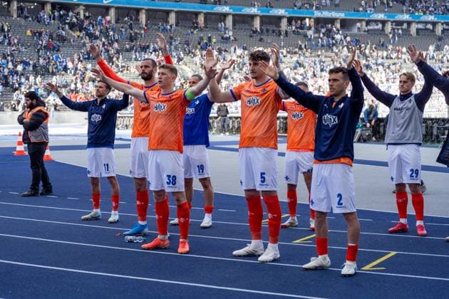 Mannschaft von SV Darmstadt 98 nach dem Abpfiff vor dem Auswaertsblock, GER, Hertha BSC Berlin vs. SV Darmstadt 98, Fussball, 2. Bundesliga, 29. Spieltag, Saison 2024 2025, 12.04.2025, DFL REGULATIONS PROHIBIT ANY USE OF PHOTOGRAPHS AS IMAGE SEQUENCES AND OR QUASI-VIDEO, GER, Hertha BSC Berlin vs. SV Darmstadt 98, Fussball, 2. Bundesliga, 29. Spieltag, Saison 2024 2025, 12.04.2025 Berlin