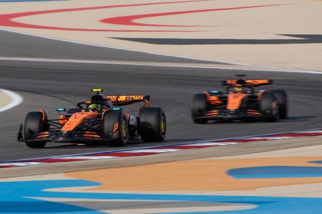 Lando Norris (McLaren Formula 1 Team, Großbritannien, 04) im MCL39 vor Oscar Piastri (McLaren Formula 1 Team, Australien, 81), BAH, Formel 1 Weltmeisterschaft, Gulf Air Grand Prix von Bahrain, Bahrain International Circuit, 3. Freies Training, Saison 2025, 12.04.2025 BAH, Formel 1 Weltmeisterschaft, Gulf Air Grand Prix von Bahrain, Bahrain International Circuit, 3. Freies Training, Saison 2025, 12.04.2025 Sakhir Copyright: xEibner-Pressefoto Memmlerx EP_MMR
