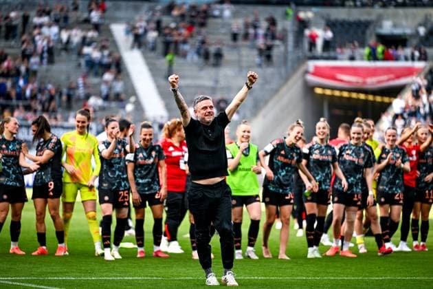 Sport Bilder des Tages Alexander Straus (FC Bayern München, Trainer) jubelt nach dem Sieg, GER, Eintracht Frankfurt vs. FC Bayern Muenchen, Fussball, Google Pixel Frauen Bundesliga, 19. Spieltag, Saison 2024 2025, 12.04.2025. DFB REGULATIONS PROHIBIT ANY USE OF PHOTOGRAPHS as IMAGE SEQUENCES and or QUASI-VIDEO. GER, Eintracht Frankfurt vs. FC Bayern Muenchen, Fussball, Google Pixel Frauen Bundesliga, 19. Spieltag, Saison 2024 2025, 12.04.2025. Frankfurt Copyright: xEibner-Pressefoto FlorianxWiegandx EP_FWD