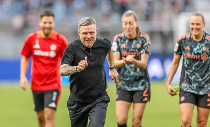 GER, Frankfurt, Eintracht Frankfurt vs FC Bayern München, Google Pixel Bundesliga, Fussball, DFB, Spielzeit 2024 2025, Deutsche-Bank-Park, 19. Spieltag, im Bild: Alexander Straus (Trainer FC Bayern München Frauen) jubelt nach dem Sieg gegen Frankfurt DFB DFL REGULATIONS PROHIBIT ANY USE OF PHOTOGRAPHS AS IMAGE SEQUENCES AND OR QUASI-VIDEO, 12.04.2025, Copyright: HMBxMedia HendrikxHamelau
