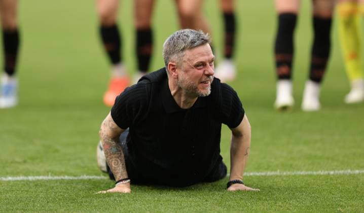 GER, Frankfurt, Eintracht Frankfurt vs FC Bayern München, Google Pixel Bundesliga, Fussball, DFB, Spielzeit 2024 2025, Deutsche-Bank-Park, 19. Spieltag, im Bild: Alexander Straus (Trainer FC Bayern München Frauen) jubelt nach dem Sieg gegen Frankfurt DFB DFL REGULATIONS PROHIBIT ANY USE OF PHOTOGRAPHS AS IMAGE SEQUENCES AND OR QUASI-VIDEO, 12.04.2025, Copyright: HMBxMedia HendrikxHamelau