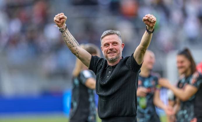 GER, Frankfurt, Eintracht Frankfurt vs FC Bayern München, Google Pixel Bundesliga, Fussball, DFB, Spielzeit 2024 2025, Deutsche-Bank-Park, 19. Spieltag, im Bild: Alexander Straus (Trainer FC Bayern München Frauen) jubelt nach dem Sieg gegen Frankfurt DFB DFL REGULATIONS PROHIBIT ANY USE OF PHOTOGRAPHS AS IMAGE SEQUENCES AND OR QUASI-VIDEO, 12.04.2025, Copyright: HMBxMedia HendrikxHamelau