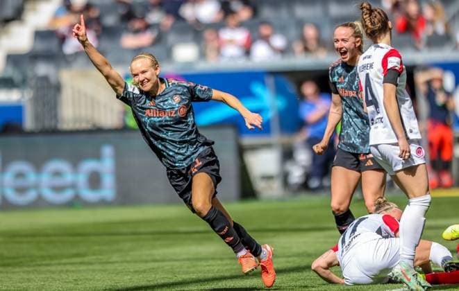 GER, Frankfurt, Eintracht Frankfurt vs FC Bayern München, Google Pixel Bundesliga, Fussball, DFB, Spielzeit 2024 2025, Deutsche-Bank-Park, 19. Spieltag, im Bild: Pernille Harder (FC Bayern München Frauen 21) erzielt das Tor zum 3:0 und jubelt mit dem Team DFB DFL REGULATIONS PROHIBIT ANY USE OF PHOTOGRAPHS AS IMAGE SEQUENCES AND OR QUASI-VIDEO, 12.04.2025, Copyright: HMBxMedia HendrikxHamelau