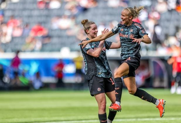 GER, Frankfurt, Eintracht Frankfurt vs FC Bayern München, Google Pixel Bundesliga, Fussball, DFB, Spielzeit 2024 2025, Deutsche-Bank-Park, 19. Spieltag, im Bild: Pernille Harder (FC Bayern München Frauen 21) erzielt das Tor zum 3:0 und jubelt mit dem Team DFB DFL REGULATIONS PROHIBIT ANY USE OF PHOTOGRAPHS AS IMAGE SEQUENCES AND OR QUASI-VIDEO, 12.04.2025, Copyright: HMBxMedia HendrikxHamelau