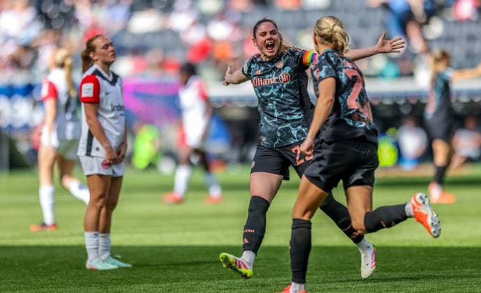 GER, Frankfurt, Eintracht Frankfurt vs FC Bayern München, Google Pixel Bundesliga, Fussball, DFB, Spielzeit 2024 2025, Deutsche-Bank-Park, 19. Spieltag, im Bild: Pernille Harder (FC Bayern München Frauen 21) erzielt das Tor zum 3:0 und jubelt mit dem Team DFB DFL REGULATIONS PROHIBIT ANY USE OF PHOTOGRAPHS AS IMAGE SEQUENCES AND OR QUASI-VIDEO, 12.04.2025, Copyright: HMBxMedia HendrikxHamelau