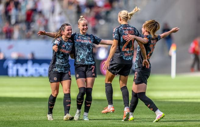 GER, Frankfurt, Eintracht Frankfurt vs FC Bayern München, Google Pixel Bundesliga, Fussball, DFB, Spielzeit 2024 2025, Deutsche-Bank-Park, 19. Spieltag, im Bild: Pernille Harder (FC Bayern München Frauen 21) erzielt das Tor zum 3:0 und jubelt mit dem Team DFB DFL REGULATIONS PROHIBIT ANY USE OF PHOTOGRAPHS AS IMAGE SEQUENCES AND OR QUASI-VIDEO, 12.04.2025, Copyright: HMBxMedia HendrikxHamelau