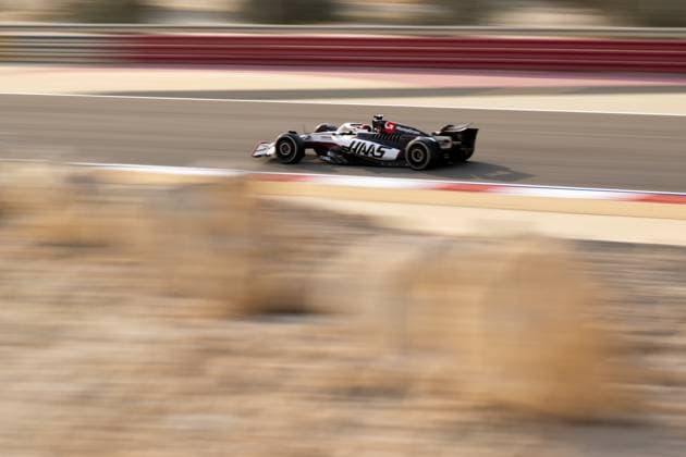 Esteban Ocon (MoneyGram Haas F1 Team, Frankreich, 31) im VF-25, BAH, Formel 1 Weltmeisterschaft, Gulf Air Grand Prix von Bahrain, Bahrain International Circuit, 3. Freies Training, Saison 2025, 12.04.2025 BAH, Formel 1 Weltmeisterschaft, Gulf Air Grand Prix von Bahrain, Bahrain International Circuit, 3. Freies Training, Saison 2025, 12.04.2025 Sakhir Copyright: xEibner-Pressefoto Memmlerx EP_MMR