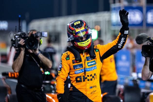 Oscar Piastri (McLaren Formula 1 Team, Australien, 81) jubelt im Parc Ferme ueber Platz 1 und die Pole Position, BAH, Formel 1 Weltmeisterschaft, Gulf Air Grand Prix von Bahrain, Bahrain International Circuit, Qualifying, Saison 2025, 12.04.2025 BAH, Formel 1 Weltmeisterschaft, Gulf Air Grand Prix von Bahrain, Bahrain International Circuit, Qualifying, Saison 2025, 12.04.2025 Sakhir Copyright: xEibner-Pressefoto Memmlerx EP_MMR