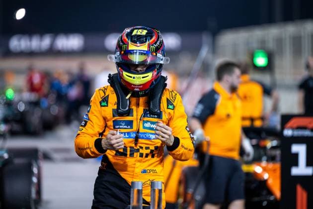 Oscar Piastri (McLaren Formula 1 Team, Australien, 81) jubelt im Parc Ferme ueber Platz 1 und die Pole Position, BAH, Formel 1 Weltmeisterschaft, Gulf Air Grand Prix von Bahrain, Bahrain International Circuit, Qualifying, Saison 2025, 12.04.2025 BAH, Formel 1 Weltmeisterschaft, Gulf Air Grand Prix von Bahrain, Bahrain International Circuit, Qualifying, Saison 2025, 12.04.2025 Sakhir Copyright: xEibner-Pressefoto Memmlerx EP_MMR