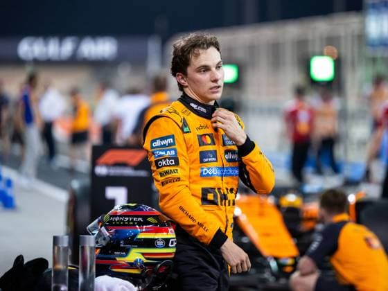 Oscar Piastri (McLaren Formula 1 Team, Australien, 81) jubelt im Parc Ferme ueber Platz 1 und die Pole Position, BAH, Formel 1 Weltmeisterschaft, Gulf Air Grand Prix von Bahrain, Bahrain International Circuit, Qualifying, Saison 2025, 12.04.2025 BAH, Formel 1 Weltmeisterschaft, Gulf Air Grand Prix von Bahrain, Bahrain International Circuit, Qualifying, Saison 2025, 12.04.2025 Sakhir Copyright: xEibner-Pressefoto Memmlerx EP_MMR