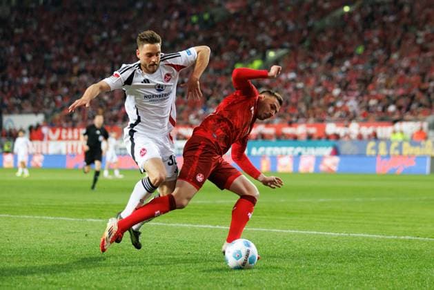 Lukas Schleimer (1.FC Nuernberg) im Zweikampf mit Luca Sirch (1.FC Kaiserslautern), 1. FC Kaiserslautern vs 1. FC Nuernberg, Fussball, 2. Bundesliga, Saison 2024 2025, 29. Spieltag, 12.04.2025 1. FC Kaiserslautern vs 1. FC Nuernberg, Fussball, 2. Bundesliga, Saison 2024 2025, 29. Spieltag, 12.04.2025 Kaiserslautern