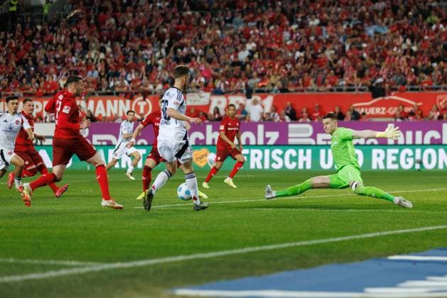 Lukas Schleimer (1.FC Nuernberg) frei vor Julian Krahl (1.FC Kaiserslautern), 1. FC Kaiserslautern vs 1. FC Nuernberg, Fussball, 2. Bundesliga, Saison 2024 2025, 29. Spieltag, 12.04.2025 1. FC Kaiserslautern vs 1. FC Nuernberg, Fussball, 2. Bundesliga, Saison 2024 2025, 29. Spieltag, 12.04.2025 Kaiserslautern