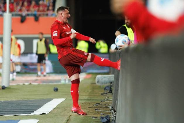 Marlon Ritter (1.FC Kaiserslautern) tritt vor Wut in die Bande, 1. FC Kaiserslautern vs 1. FC Nuernberg, Fussball, 2. Bundesliga, Saison 2024 2025, 29. Spieltag, 12.04.2025 1. FC Kaiserslautern vs 1. FC Nuernberg, Fussball, 2. Bundesliga, Saison 2024 2025, 29. Spieltag, 12.04.2025 Kaiserslautern