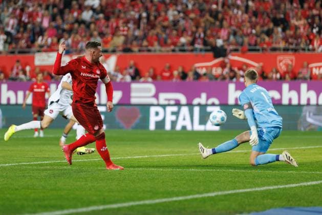 Marlon Ritter (1.FC Kaiserslautern) vergibt frei vor Jan Reichert (1.FC Nuernberg), 1. FC Kaiserslautern vs 1. FC Nuernberg, Fussball, 2. Bundesliga, Saison 2024 2025, 29. Spieltag, 12.04.2025 1. FC Kaiserslautern vs 1. FC Nuernberg, Fussball, 2. Bundesliga, Saison 2024 2025, 29. Spieltag, 12.04.2025 Kaiserslautern