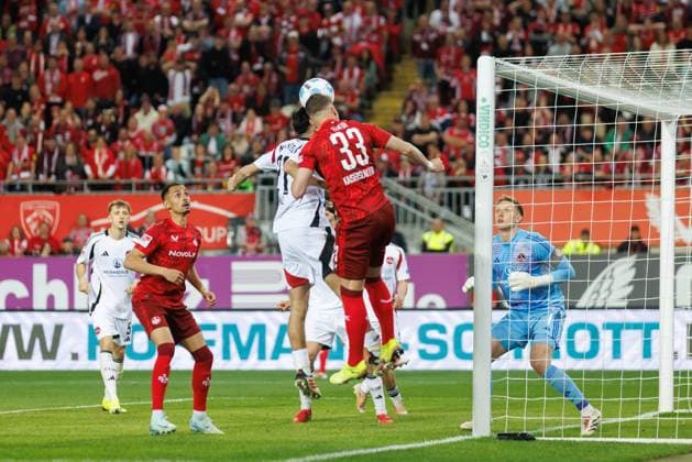 Jan Elvedi (1.FC Kaiserslautern) im Kopfballduell mit Berkay Yilmaz (1.FC Nuernberg), 1. FC Kaiserslautern vs 1. FC Nuernberg, Fussball, 2. Bundesliga, Saison 2024 2025, 29. Spieltag, 12.04.2025 1. FC Kaiserslautern vs 1. FC Nuernberg, Fussball, 2. Bundesliga, Saison 2024 2025, 29. Spieltag, 12.04.2025 Kaiserslautern