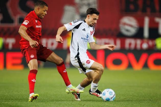 Jan Gyamerah (1.FC Kaiserslautern) im Zweikampf mit Berkay Yilmaz (1.FC Nuernberg) 1. FC Kaiserslautern vs 1. FC Nuernberg, Fussball, 2. Bundesliga, Saison 2024 2025, 29. Spieltag, 12.04.2025 1. FC Kaiserslautern vs 1. FC Nuernberg, Fussball, 2. Bundesliga, Saison 2024 2025, 29. Spieltag, 12.04.2025 Kaiserslautern
