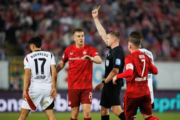 Jens Castrop (1.FC Nuernberg) bekommt die gelbe Karte von Schiedsrichter Robert Schroeder (Hannover), 1. FC Kaiserslautern vs 1. FC Nuernberg, Fussball, 2. Bundesliga, Saison 2024 2025, 29. Spieltag, 12.04.2025 1. FC Kaiserslautern vs 1. FC Nuernberg, Fussball, 2. Bundesliga, Saison 2024 2025, 29. Spieltag, 12.04.2025 Kaiserslautern