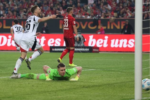 12.04.2025, xrekx, Fussball 2.Bundesliga, 1.FC Kaiserslautern - 1.FC Nürnberg v.l. Torjubel nach dem Tor zum 0:2 celebrating the goal celebrate durch Mahir Emreli (1.FC Nuernberg) mit Lukas Schleimer (1.FC Nuernberg) Julian Krahl (1.FC Kaiserslautern) Jan Elvedi (1.FC Kaiserslautern) enttaeuscht, enttäuscht, schaut enttaeuscht, traurig, frustriert, niedergeschlagen, disappointed, sad, frustrated (DFL DFB REGULATIONS PROHIBIT ANY USE OF PHOTOGRAPHS as IMAGE SEQUENCES and or QUASI-VIDEO) Kaiserslautern
