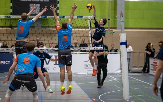 Volleyball, Saison 2024 2025, 2. Bundesliga Nord, 12.04.2025, 23. Spieltag, Herren, TuB Bocholt (dunkelblau) vs. Muenster Volleys (hellblau) v.l.: Fridolin Steinriede (Muenster Volleys, 8), Moritz Lembeck (Muenster Volleys, 6), Tobias John (TuB Bocholt), Erik Kerp (Muenster Volleys, 4), Joos Meckelholt (TuB Bocholt), Bocholt Sporthalle West Nordrhein-Westfalen Deutschland