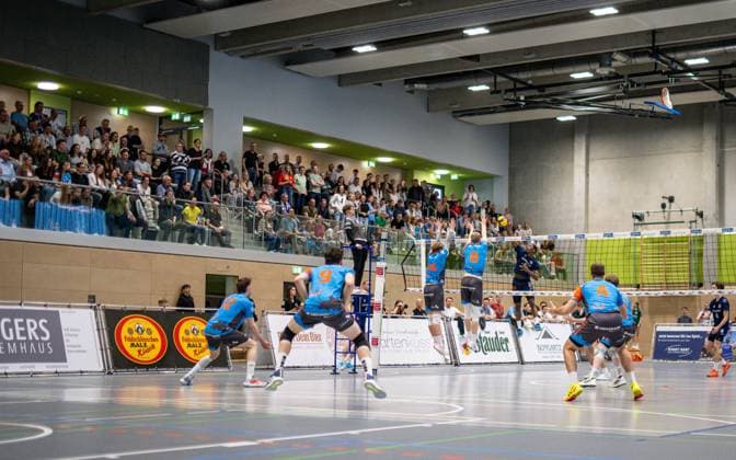 Volleyball, Saison 2024 2025, 2. Bundesliga Nord, 12.04.2025, 23. Spieltag, Herren, TuB Bocholt (dunkelblau) vs. Muenster Volleys (hellblau) v.l.: Tim Wahl (Muenster Volleys), Niklas kotte (Muenster Volleys), Lea Becker (1. Schiedsrichterin), Dominik Rutke (Muenster Volleys), Fridolin Steinriede (Muenster Volleys), Rudy Schneider (TuB Bocholt), Erik Kerp (Muenster Volleys), Moirtz Lembeck (Muenster Volleys), Joos Meckelholt (TuB Bocholt), Bocholt Sporthalle West Nordrhein-Westfalen Deutschland