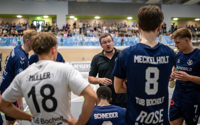 Volleyball, Saison 2024 2025, 2. Bundesliga Nord, 12.04.2025, 23. Spieltag, Herren, TuB Bocholt (dunkelblau) vs. Muenster Volleys (hellblau) v.l.: Thomas Wittkowski (TuB Bocholt), Nico Janitzki (Libero TuB Bocholt), Rudy Schneider (TuB Bocholt), Markus Friedrich (Trainer TuB Bocholt), Joos Meckelholt (TuB Bocholt), Luis Kubo (TuB Bocholt), Bocholt Sporthalle West Nordrhein-Westfalen Deutschland