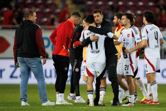 Miroslav Klose (Trainer 1.FC Nuernberg) drückt seinen Spieler Jens Castrop (1.FC Nuernberg) nach dem Spiel, 1. FC Kaiserslautern vs 1. FC Nuernberg, Fussball, 2. Bundesliga, Saison 2024 2025, 29. Spieltag, 12.04.2025 1. FC Kaiserslautern vs 1. FC Nuernberg, Fussball, 2. Bundesliga, Saison 2024 2025, 29. Spieltag, 12.04.2025