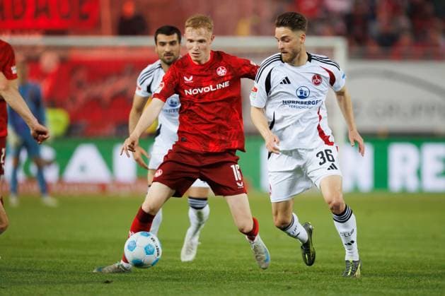 Tim Breithaupt (1.FC Kaiserslautern) im Zweikampf mit Lukas Schleimer (1.FC Nuernberg), 1. FC Kaiserslautern vs 1. FC Nuernberg, Fussball, 2. Bundesliga, Saison 2024 2025, 29. Spieltag, 12.04.2025 1. FC Kaiserslautern vs 1. FC Nuernberg, Fussball, 2. Bundesliga, Saison 2024 2025, 29. Spieltag, 12.04.2025