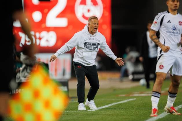 Markus Anfang (Trainer 1.FC Kaiserslautern) an der Seitenlinie, 1. FC Kaiserslautern vs 1. FC Nuernberg, Fussball, 2. Bundesliga, Saison 2024 2025, 29. Spieltag, 12.04.2025 1. FC Kaiserslautern vs 1. FC Nuernberg, Fussball, 2. Bundesliga, Saison 2024 2025, 29. Spieltag, 12.04.2025