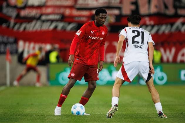 Faride Alidou (1.FC Kaiserslautern) im Zweikampf mit Berkay Yilmaz (1.FC Nuernberg), 1. FC Kaiserslautern vs 1. FC Nuernberg, Fussball, 2. Bundesliga, Saison 2024 2025, 29. Spieltag, 12.04.2025 1. FC Kaiserslautern vs 1. FC Nuernberg, Fussball, 2. Bundesliga, Saison 2024 2025, 29. Spieltag, 12.04.2025
