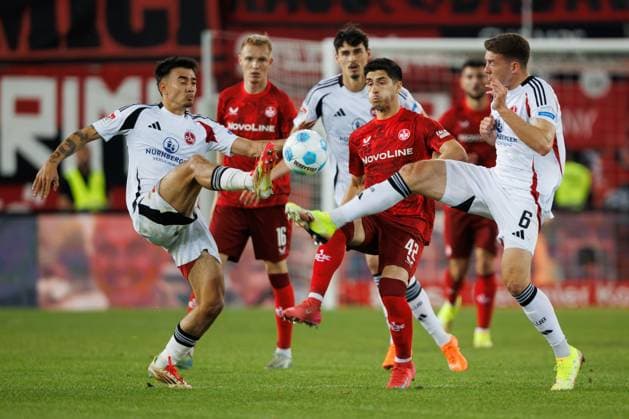 Grant Ranos (1.FC Kaiserslautern) im Zweikampf mit Jens Castrop (1.FC Nuernberg) und Florian Flick (1.FC Nuernberg), 1. FC Kaiserslautern vs 1. FC Nuernberg, Fussball, 2. Bundesliga, Saison 2024 2025, 29. Spieltag, 12.04.2025 1. FC Kaiserslautern vs 1. FC Nuernberg, Fussball, 2. Bundesliga, Saison 2024 2025, 29. Spieltag, 12.04.2025