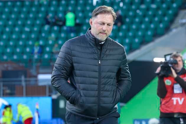 Trainer Ralph Hasenhuettl (VfL Wolfsburg) schaut enttaeuscht, Bundesliga, VfL Wolfsburg v RB Leipzig, Volkswagen Arena am 11. April 2025 in Wolfsburg, Deutschland. (Foto von Marco Steinbrenner DeFodi Images) Trainer Ralph Hasenhuettl (VfL Wolfsburg) looks dejected, Bundesliga, VfL Wolfsburg v RB Leipzig, Volkswagen Arena, April 11, 2025 in Wolfsburg, Germany. (Photo by Marco Steinbrenner DeFodi Images) DFL regulations prohibit any use of photographs as image sequences and or quasi-video.