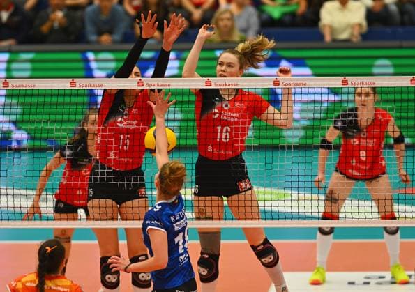 hinterm Netz: Marta Kamelija Levinska und Emma Scarlett Clothier (16, beide Dresden) gegen Pia Kästner (Stuttgart), Dresdner SC gegen Allianz MTV Stuttgart, Volleyball, 1. Bundesliga Frauen, 1. Liga, Margon Arena Dresden Bodenbacher Straße, DSC, Saison 2024 2025, 12.04.2025,