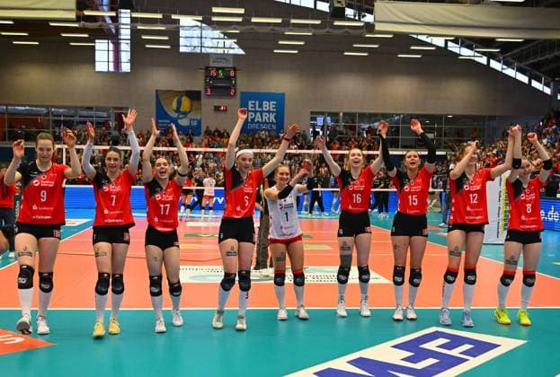 Schlussjubel, Siegerjubel beim Dresdner SC, Dresdner SC gegen Allianz MTV Stuttgart, Volleyball, 1. Bundesliga Frauen, 1. Liga, Margon Arena Dresden Bodenbacher Straße, DSC, Saison 2024 2025, 12.04.2025,