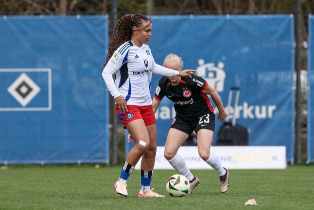 v.li.: Lisa Baum (Hamburger SV, 11) und Keira Bednorz (Eintracht Frankfurt II, 23) im Zweikampf, Duell, Dynamik, Aktion, Action, Spielszene, DIE DFB-RICHTLINIEN UNTERSAGEN JEGLICHE NUTZUNG VON FOTOS ALS SEQUENZBILDER UND ODER VIDEOÄHNLICHE FOTOSTRECKEN. DFB REGULATIONS PROHIBIT ANY USE OF PHOTOGRAPHS AS IMAGE SEQUENCES AND OR QUASI-VIDEO., 13.04.2025, Hamburg (Deutschland), Fussball, 2. Frauen-Bundesliga, Hamburger SV - Eintracht Frankfurt II