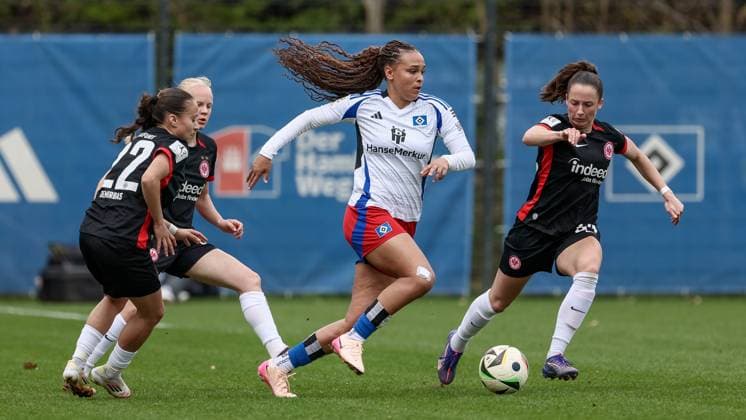 v.li.: Ela Demirbas (Eintracht Frankfurt II, 22), Lisa Baum (Hamburger SV, 11) und Elena Mühlemann (Eintracht Frankfurt II, 34) im Zweikampf, Duell, Dynamik, Aktion, Action, Spielszene, DIE DFB-RICHTLINIEN UNTERSAGEN JEGLICHE NUTZUNG VON FOTOS ALS SEQUENZBILDER UND ODER VIDEOÄHNLICHE FOTOSTRECKEN. DFB REGULATIONS PROHIBIT ANY USE OF PHOTOGRAPHS AS IMAGE SEQUENCES AND OR QUASI-VIDEO., 13.04.2025, Hamburg (Deutschland), Fussball, 2. Frauen-Bundesliga, Hamburger SV - Eintracht Frankfurt II
