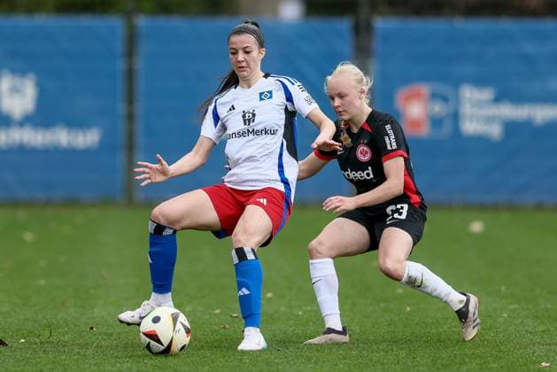 v.li.: Vildan Kardesler (Hamburger SV, 7) und Keira Bednorz (Eintracht Frankfurt II, 23) im Zweikampf, Duell, Dynamik, Aktion, Action, Spielszene, DIE DFB-RICHTLINIEN UNTERSAGEN JEGLICHE NUTZUNG VON FOTOS ALS SEQUENZBILDER UND ODER VIDEOÄHNLICHE FOTOSTRECKEN. DFB REGULATIONS PROHIBIT ANY USE OF PHOTOGRAPHS AS IMAGE SEQUENCES AND OR QUASI-VIDEO., 13.04.2025, Hamburg (Deutschland), Fussball, 2. Frauen-Bundesliga, Hamburger SV - Eintracht Frankfurt II